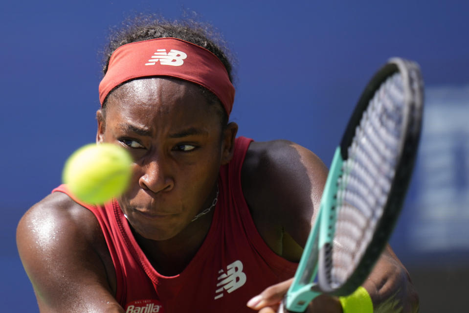 La estadounidense Coco Gauff devuelve durante el partido contra la letona Jelena Ostapenko en los cuartos de final del US Open, el martes 5 de septiembre de 2023, en Nueva York. (AP Foto/Manu Fernández)