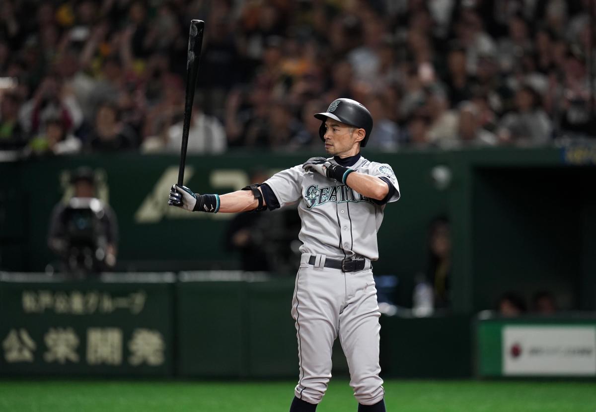 Shohei Ohtani runs across outfield to greet Mariners legend Ichiro