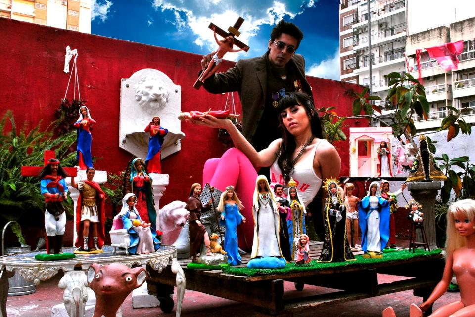Hier sind Marianela Perelli und Pool Paolini inmitten ihrer "heiligen" Barbie-Sammlung zu sehen. Am 11. Oktober 2014 werden die 33 Puppen in einer Ausstellung in Buenos Aires zu sehen sein. Auch andere Museen haben bereits Interesse an den Exponaten bekundet.