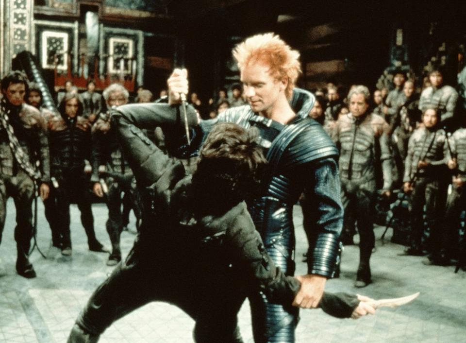 Auch Sting hatte seine Filmstar-Phase: Nachdem er 1979 in "Quadrophenia" sein Debüt gab, war er in den folgenden zwei Jahrzehnten immer mal wieder in größeren oder kleineren Rollen auf der Leinwand zu sehen - etwa als grausamer Krieger in "Dune - Der Wüstenplanet" (Bild). Seit 1998 beschränkt sich der Musiker jedoch auf Cameo-Auftritte - etwa in "Brüno" (2009). (Bild: teleschau / Archiv)