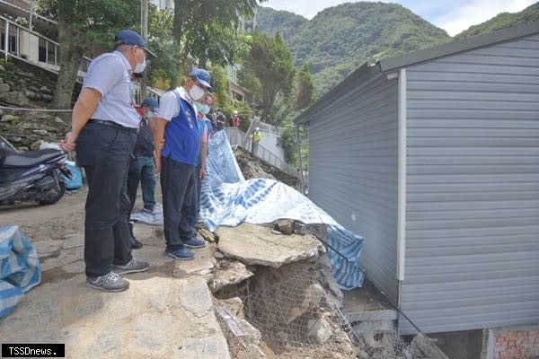 南投縣長林明溱到信義鄉東埔關心民宅遭到上方邊坡坍塌的土石灌入，無法居住情形。(記者蔡榮宗攝)