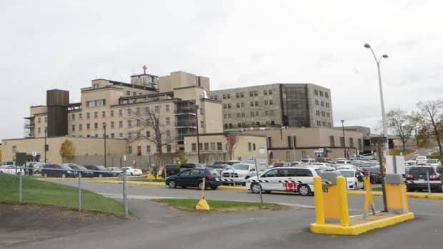 Saint-Jérôme Hospital is experiencing an overflow of patients.  (Radio-Canada - image credit)