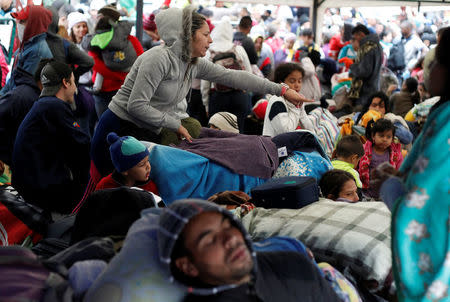 Venezuelan migrants wait to register their exit from Colombia before entering into Ecuador, at the Rumichaca International Bridge, Colombia August 9, 2018. REUTERS/Daniel Tapia