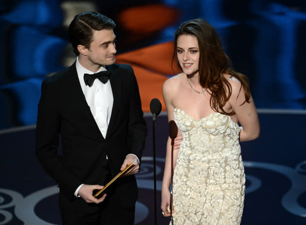 "Harry Potter" meets "Twilight": Daniel Radcliffe kam zusammen mit Kristen Stewart auf die Oscar-Bühne, um einen Goldjungen für das beste Produktions-Design zu überreichen...