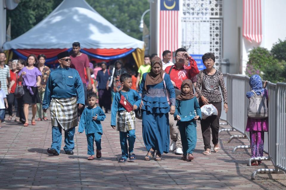 People arrive for the Prime Minister’s Raya Open House at Seri Perdana in Putrajaya June 5, 2019. — Picture by Mukhriz Hazim