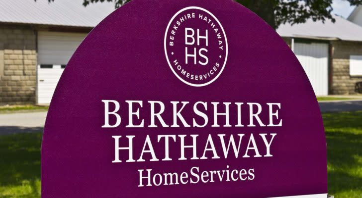 Un letrero de Berkshire Hathaway (BRK.A, BRK.B) se encuentra frente a una oficina en Lafayette, Indiana.