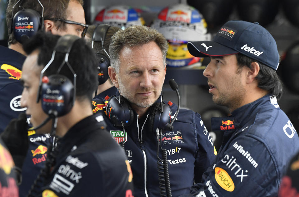 El jefe de Red Bull, Christian Horner y Sergio 'Checo' Pérez . REUTERS/Geer Vanden Wijngaert.