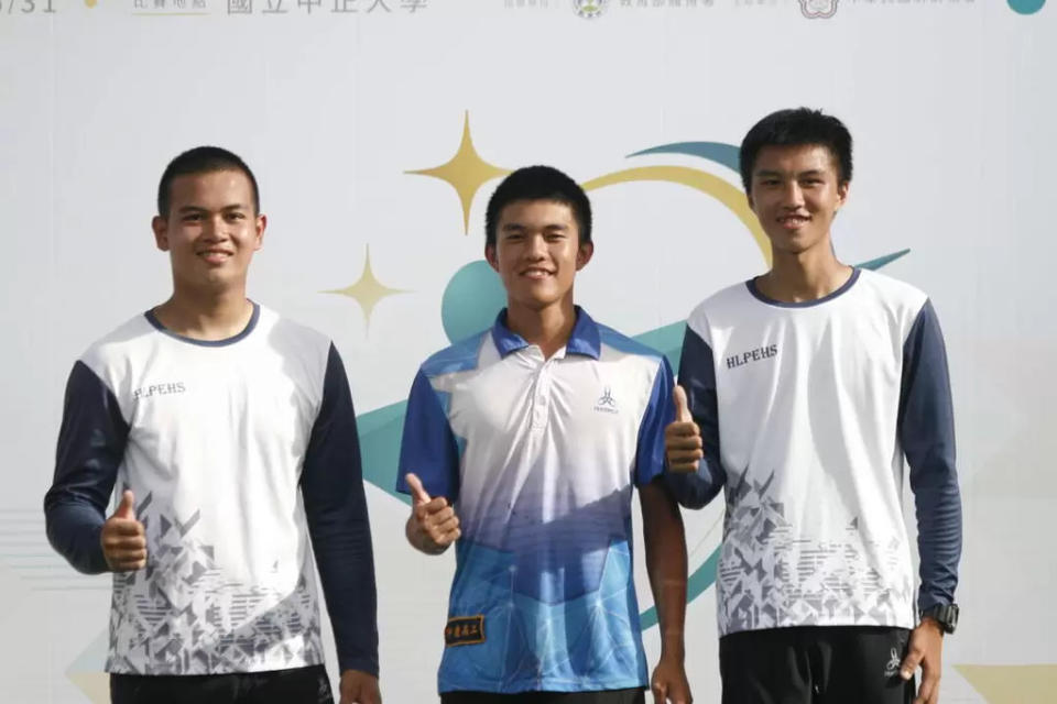  黃鑫(中)力壓兩名花中箭手拿下青少男排名第一。中華民國射箭協會提供