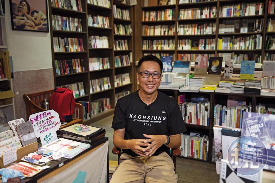 謝一麟是高雄獨立書店三餘書店創辦人之一，目前也是負責人，在熟悉的空間裡，個性謹慎的他才放鬆許多。