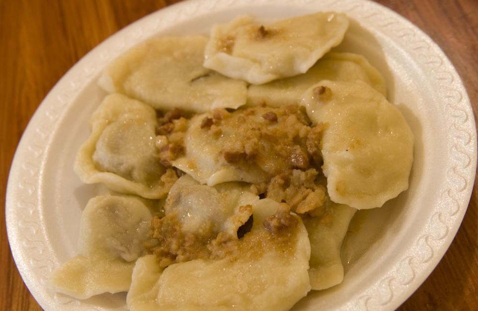 <p>Les pierogi sont des raviolis polonais traditionnels, si jamais ça ne vous disait pas grand chose. Ils sont parfois fourrées de viande, mais les légumes sont également parfaits, surtout si vous souhaitez jouer sur des goûts différents. La version proposée par Lazy Cat Kitchen est également végan ! [Photo : Rex] </p>