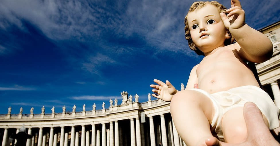 Imagen del niño Jesús portada por un feligrés en El Vaticano.