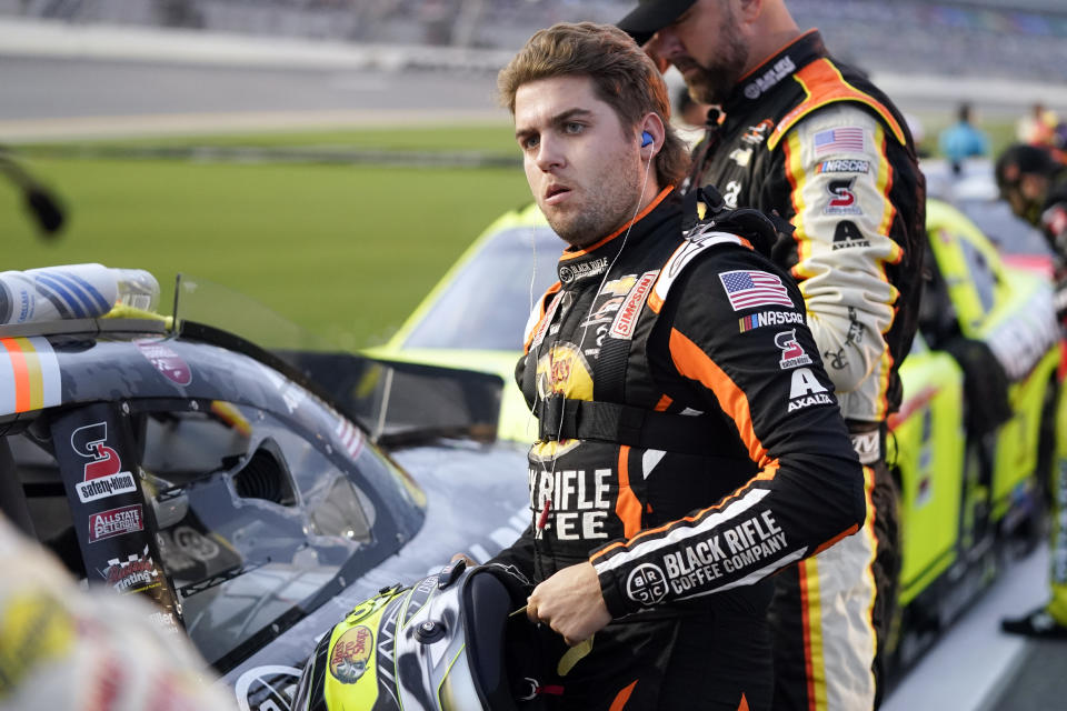 ARCHIVO - Noah Gragson se prepara en la calle de boxes para la carrera de autos de la Serie Xfinity de NASCAR en el Daytona International Speedway, el viernes 27 de agosto de 2021, en Daytona Beach, Florida. razones equivocadas: las malas decisiones que está tomando en la pista que están ralentizando la progresión de la carrera de Gragson.  (Foto AP/John Raoux, archivo)