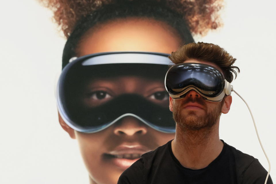 Bir müşteri, 2 Şubat 2024'te Amerika Birleşik Devletleri'nin New York şehrinde, Manhattan'daki Apple Fifth Avenue mağazasında Apple'ın Vision Pro kulaklığını kullanıyor.  REUTERS/Brendan McDermid