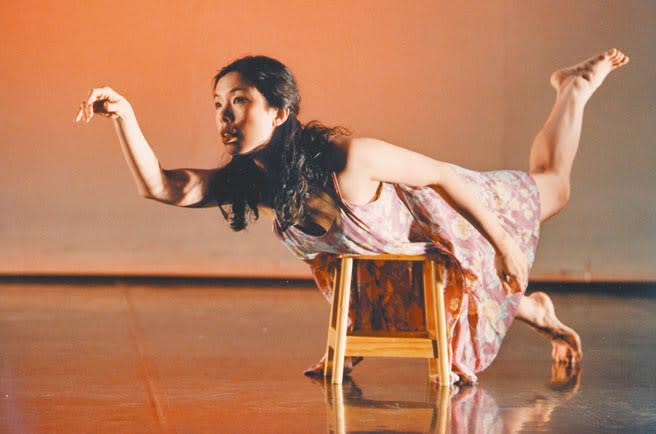 1997年古名伸表演現代舞。（本報資料照片）