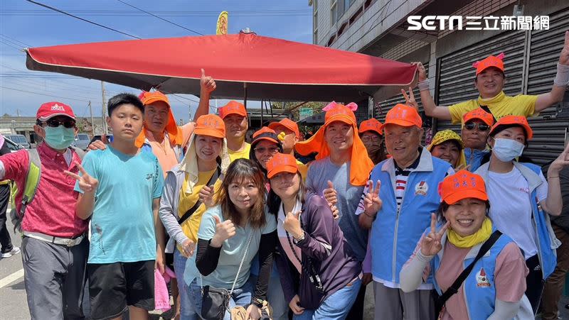 楊大哥(前排右3)表示原本因為腳傷無法進香，但媽祖在他睡夢中開刀，讓他腳傷康復可以行走。（圖／記者賴俊佑、戴華辰攝影）