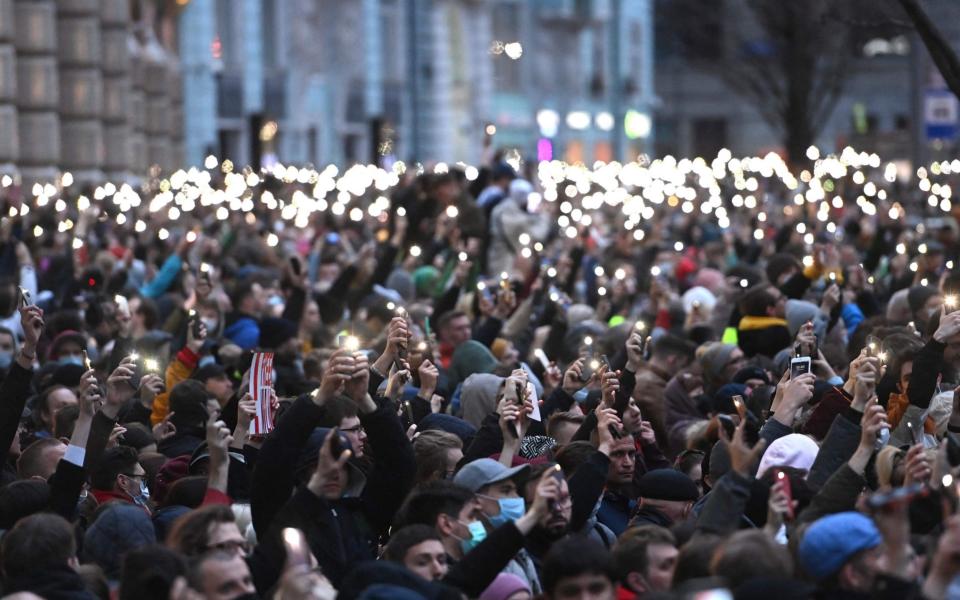 Opposition supporters in Moscow hold up their cell phones during a rally - KIRILL KUDRYAVTSEV /AFP