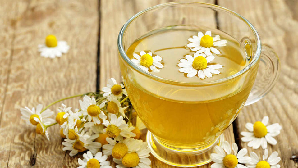 La infusión o té de manzanilla, kion y anís te ayudará a evitar los ruidos molestos. (Foto: Getty)