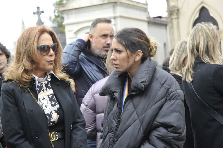 Iliana Calabró junto a Cinthia Fernández. Mientras que la actriz hizo un contundente y doloroso descargo, la panelista de eltrece prefirió guardar silencio