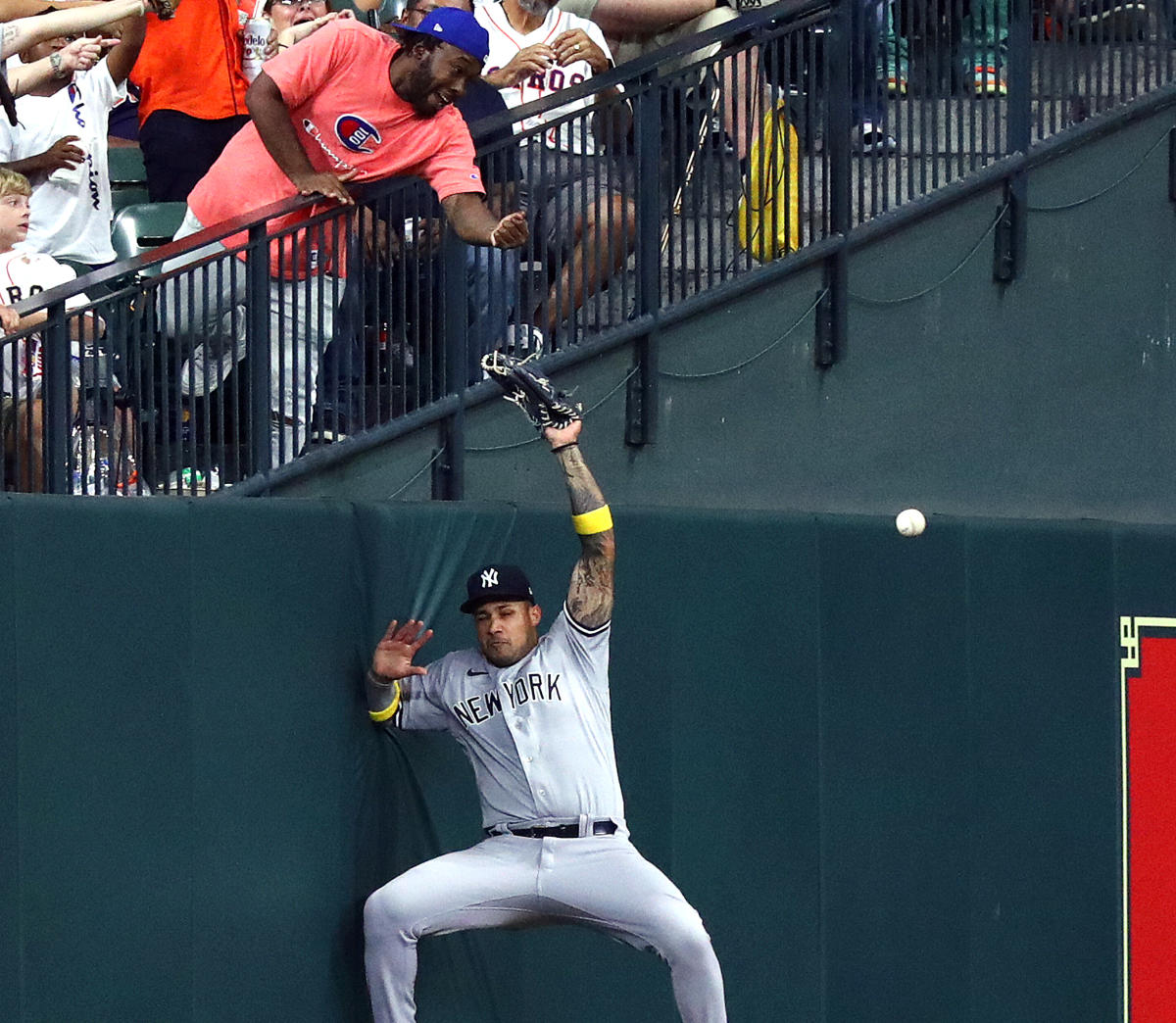 Yordan Alvarez's parents watch son play in MLB for 1st time