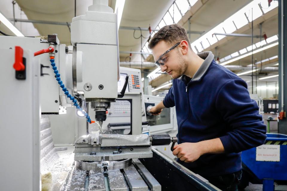 Ein Auszubildender im Berufsbildungszentrum der Remscheider Metall- und Elektroindustrie. (Bild: dpa)