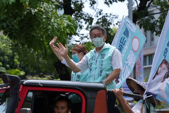 台灣民眾黨主席柯文哲21日在高雄率領黨內議員參選人掃街拜票。（台灣民眾黨提供／洪浩軒高雄傳真）