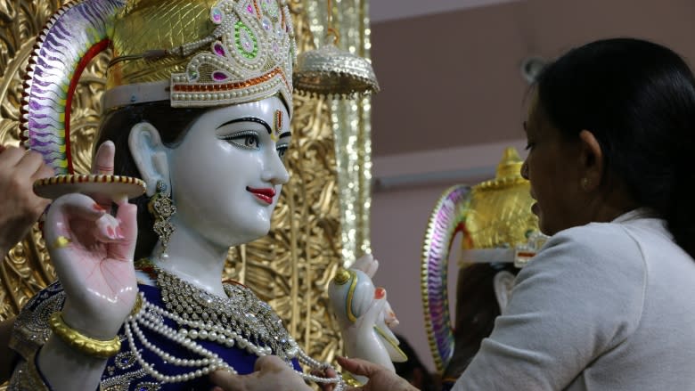 Volunteers decorate for Diwali, prepare for 10,000 people to come to Surrey temple