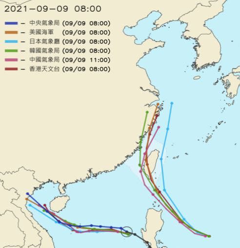 9日只有日本氣象廳獨自偏右，11日各國氣象單位都大幅修正。（圖／翻攝自PTT／國家災害防救科技中心）