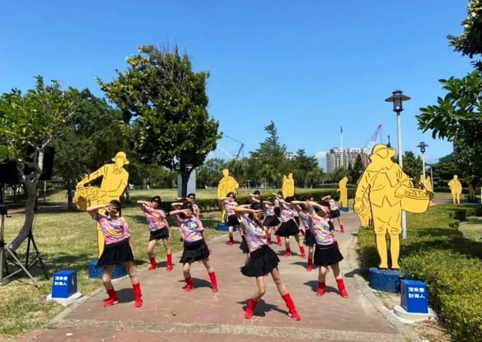 梧棲區頂魚寮公園三Ｄ海洋元素地景等意象，新增「要去討海ㄟ大路」揭幕，現場有社區媽媽晨舞才藝表演，增添不少活力。（記者陳金龍攝）