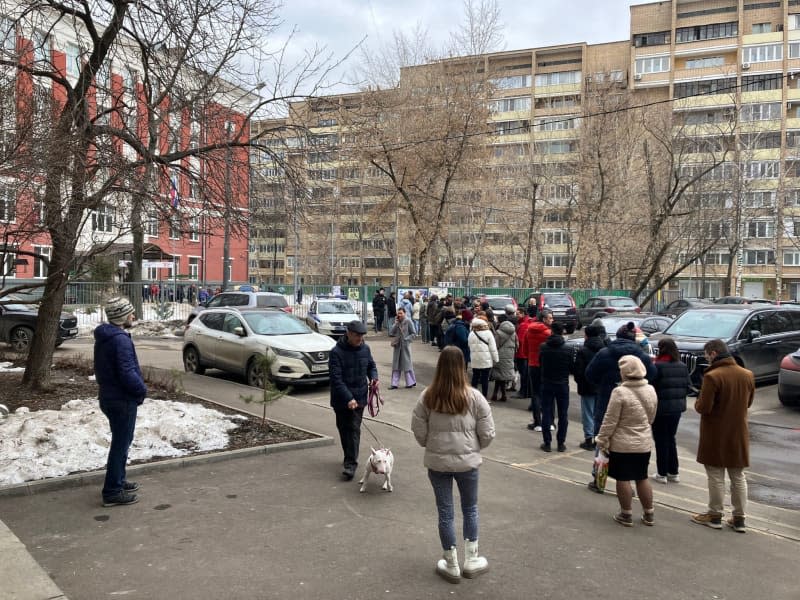 People queue outside a polling station in Moscow to express their dissatisfaction at the "Noon against Putin" protest, during the 2024 Russian presidential elections. Hannah Wagner/dpa