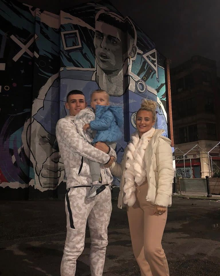 Phil Foden, Rebecca Cooke y Ronnie, el hijo de ambos (Foto: Instagram @philfoden)