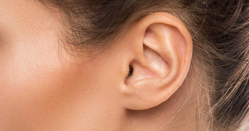 一名86歲老婦人的耳道因為細菌感染，導致發霉、化膿。（示意圖，非本人／pixabay）