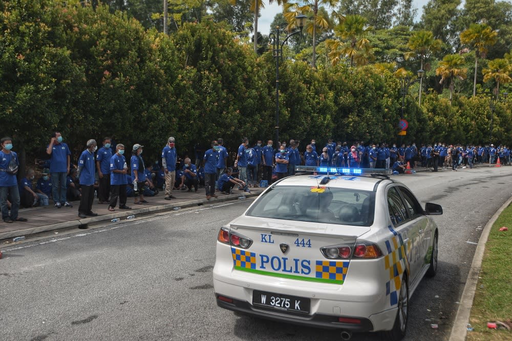 Repeated warnings have been announced over their loudspeakers to remind those crowding the court entrance to disperse, but this was largely ignored by the crowd. ― Picture by Shafwan Zaidon