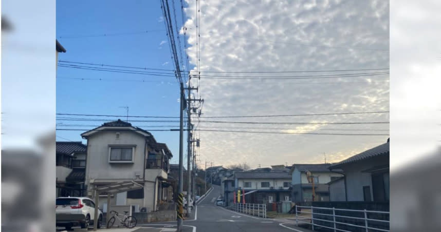 日本最近出現天空被切一半的奇景。（圖∕翻攝自推特）