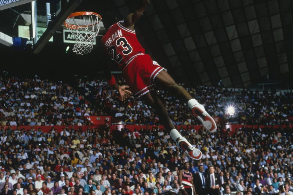Después de tres temporadas de amplio dominio de los Chicago Bulls ganando tres campeonatos consecutivos de la NBA, Michael Jordan, el jugador más importante en la historia del baloncesto, anunció su retiro en 1993. (Foto: Getty Images)