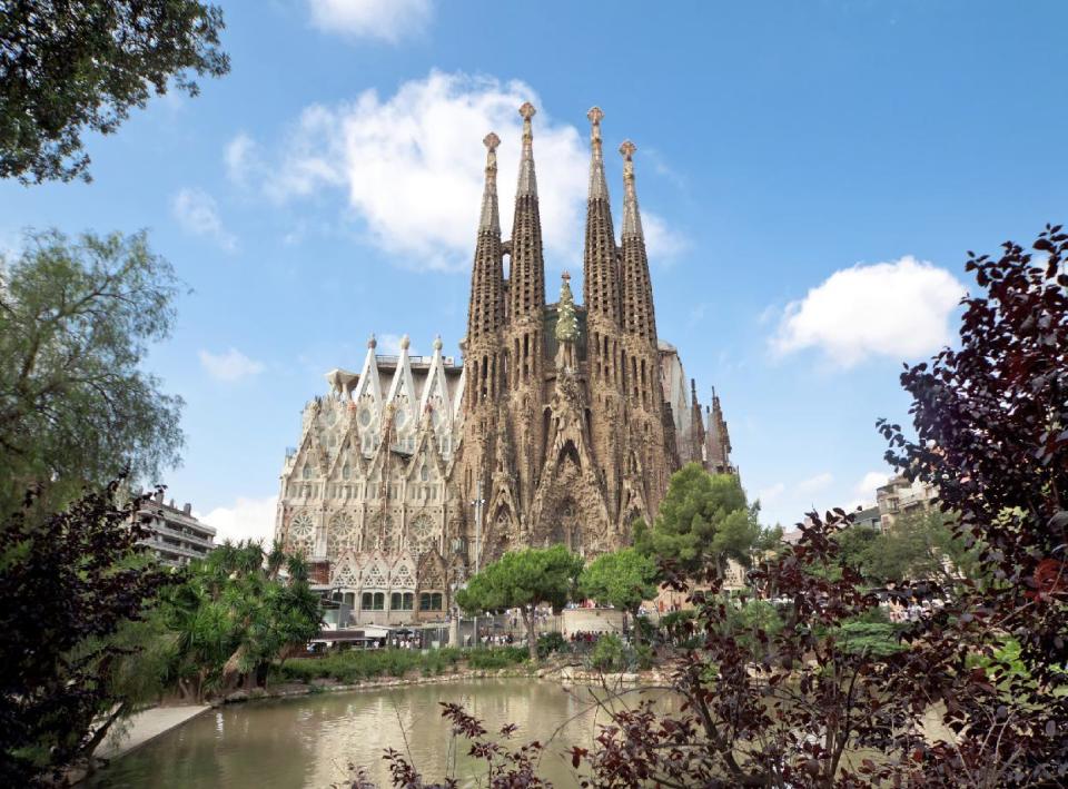 Die spanische Küstenmetropole Barcelona hat es sich auf dem siebten Platz des "Tripadvisor"-Rankings gemütlich gemacht. Vor allem kulturell Interessierte kommen in der Heimatstadt von Salvador Dalí und Antoni Gaudí voll auf ihre Kosten. Ob die Basilika Sagrada Família, den Park Güell, die historischen Gässchen oder den langen Strand: Barcelona hat viel zu bieten.