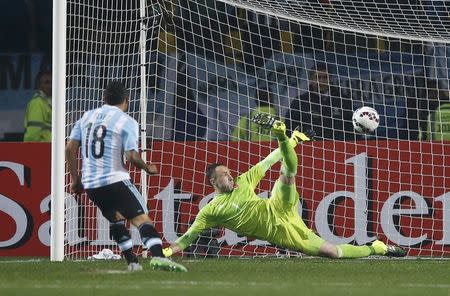 Argentina's Carlos Tevez shoots to score a penalty kick past Colombia's goalie David Ospina after the end of regulation play in their Copa America 2015 quarter-finals soccer match at Estadio Sausalito in Vina del Mar, Chile, June 26, 2015. REUTERS/Ivan Alvarado