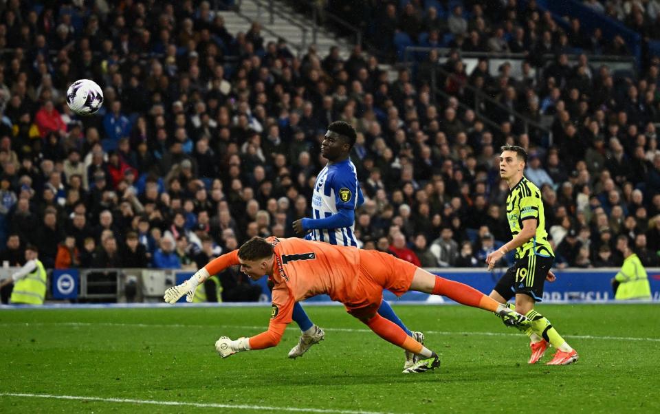 Leandro Trossard scores Arsenal's third goal