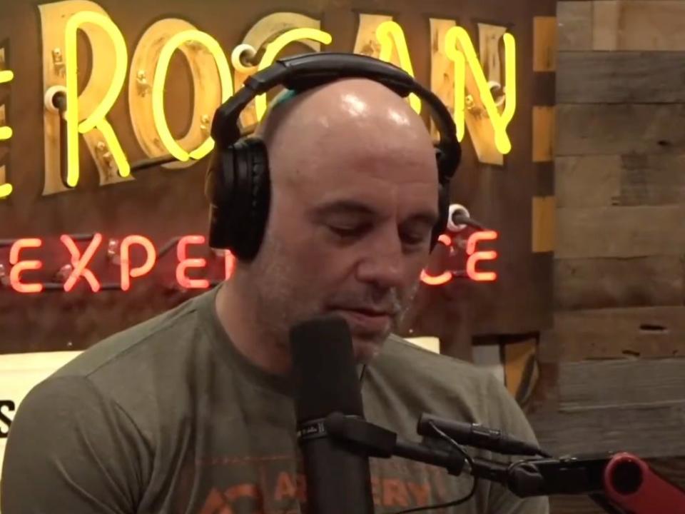 Joe rogan tried to find the ‘fake’ news story on his phone (Spotify)