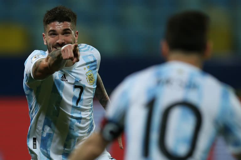 Rodrigo De Paul señala a Lionel Messi después de anotar su único gol en la selección: contra Ecuador, en la inolvidable Copa América