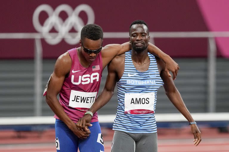 Isaiah Jewett, de Estados Unidos, y Nijel Amos, derecha, de Botswana, después de caer en la semifinal masculina de 800 metros