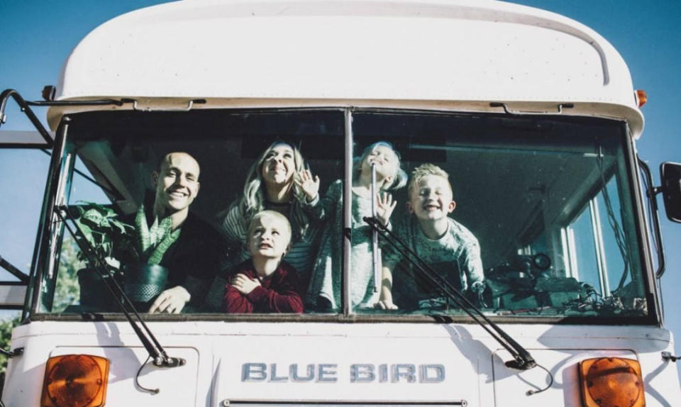 <p>Ellos son los cinco miembros de la familia Trebitowski asomados a una de las ventanas de su casa. Sí, viven en un autobús. (Foto: Instagram / @trebventure). </p>