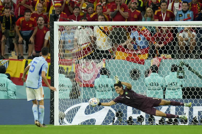 El arquero marroquí Yassine Bounou le ataja un penal a Sergio Busquets