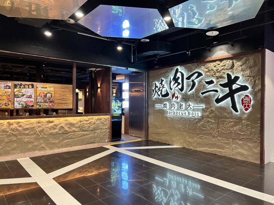 「燒肉老大」店裝走簡約時尚風，一進入店內瞬間轉換心情，放鬆愉悅享受美食時光。