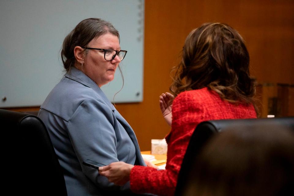 PHOTO: Jennifer Crumbley, left, talks with her defense attorney Shannon Smith in Oakland County Court, Jan. 31, 2024, in Pontiac, Mich. (Bill Pugliano/Getty Images)