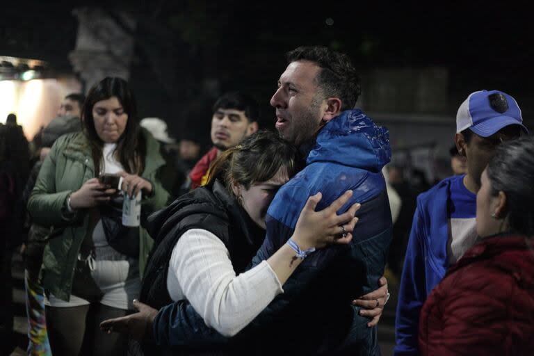 Cientos de venezolanos radicados en Argentina salieron el domingo por la noche a manifestarse frente a la Embajada de Venezuela en Argentina, tras conocer los resultados de las elecciones de su país