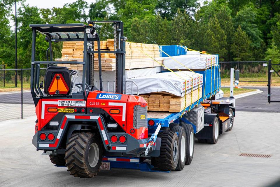 Lowe’s new Pro Fulfillment Center in Charlotte delivers orders to job sites by box or flatbed truck.