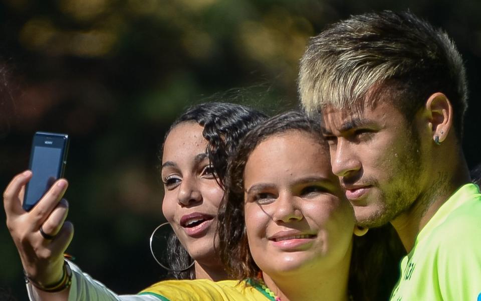 <p>Mildernde Umstände lassen sich leider nicht geltend machen. Neymar ist Wiederholungstäter. Bereits vier Jahre zuvor, bei der Heim-WM in Brasilien, lief der trickreiche Angreifer mit diskutabel geföhnten Strähnchen auf. Die Fans rissen sich natürlich trotzdem um ein Selfie. (Bild: Buda Mendes/Getty Images)</p> 