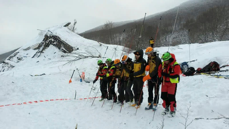 Les secours sondent la neige à la recherche de survivants. Quatre enfants et une femme ont pu être extraits vendredi de l'hôtel du centre de l'Italie dévasté dans la nuit de mercredi à jeudi par une avalanche, où cinq autres survivants ont pu être localisés. Les secours ont promis de travailler toute la nuit s'il le faut pour les tirer d'affaire et pour retrouver d'autres rescapés. Deux corps ont jusqu'ici été découverts, selon les autorités. /Photo prise le 20 janvier 2017/REUTERS