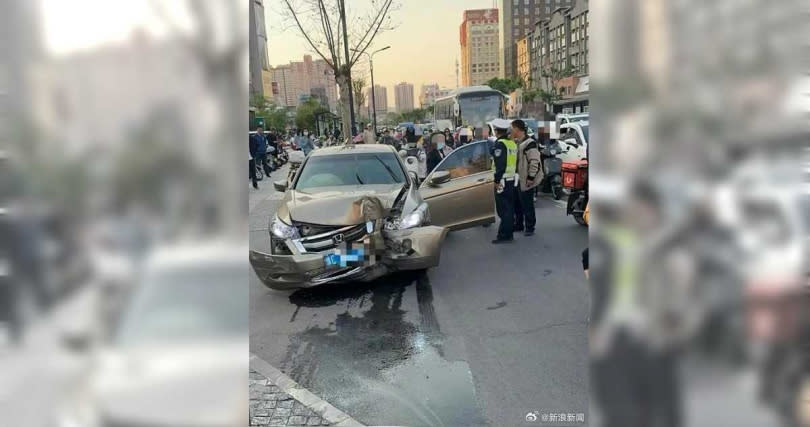 肇事車輛在輾壓受害者後離開現場，隨即反覆撞擊路燈桿，造成車頭嚴重毀損，滿地油汙。（圖／翻攝新浪新聞）