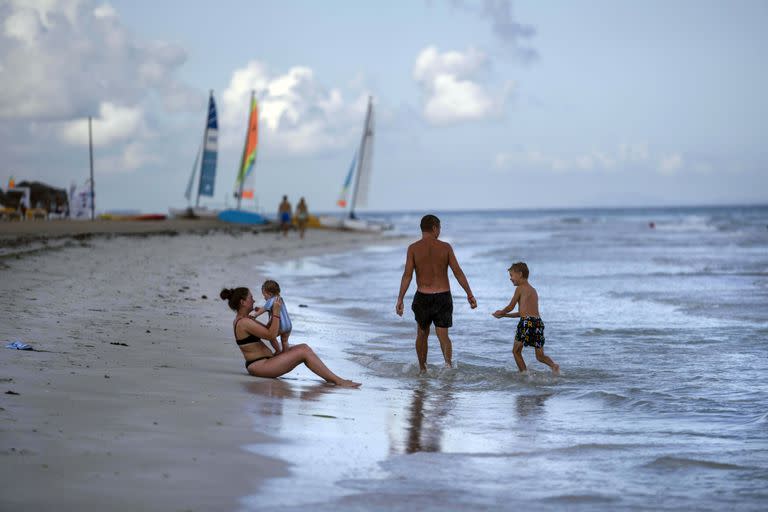 Turistas vacacionan en la playa del hotel Iberostar Selection Varadero, el 29 de septiembre de 2021, en Varadero, Cuba. 